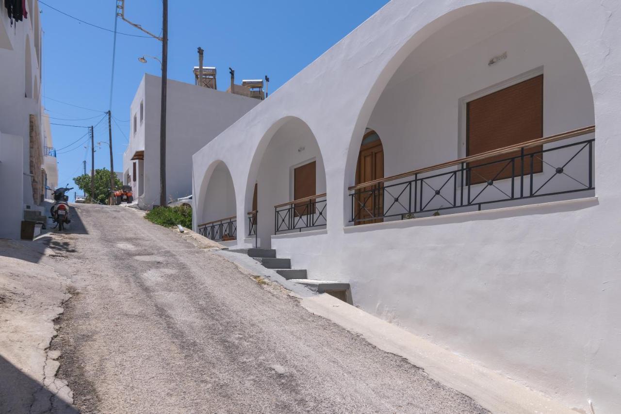 אדאמאס Areti'S Milos Guesthouses מראה חיצוני תמונה