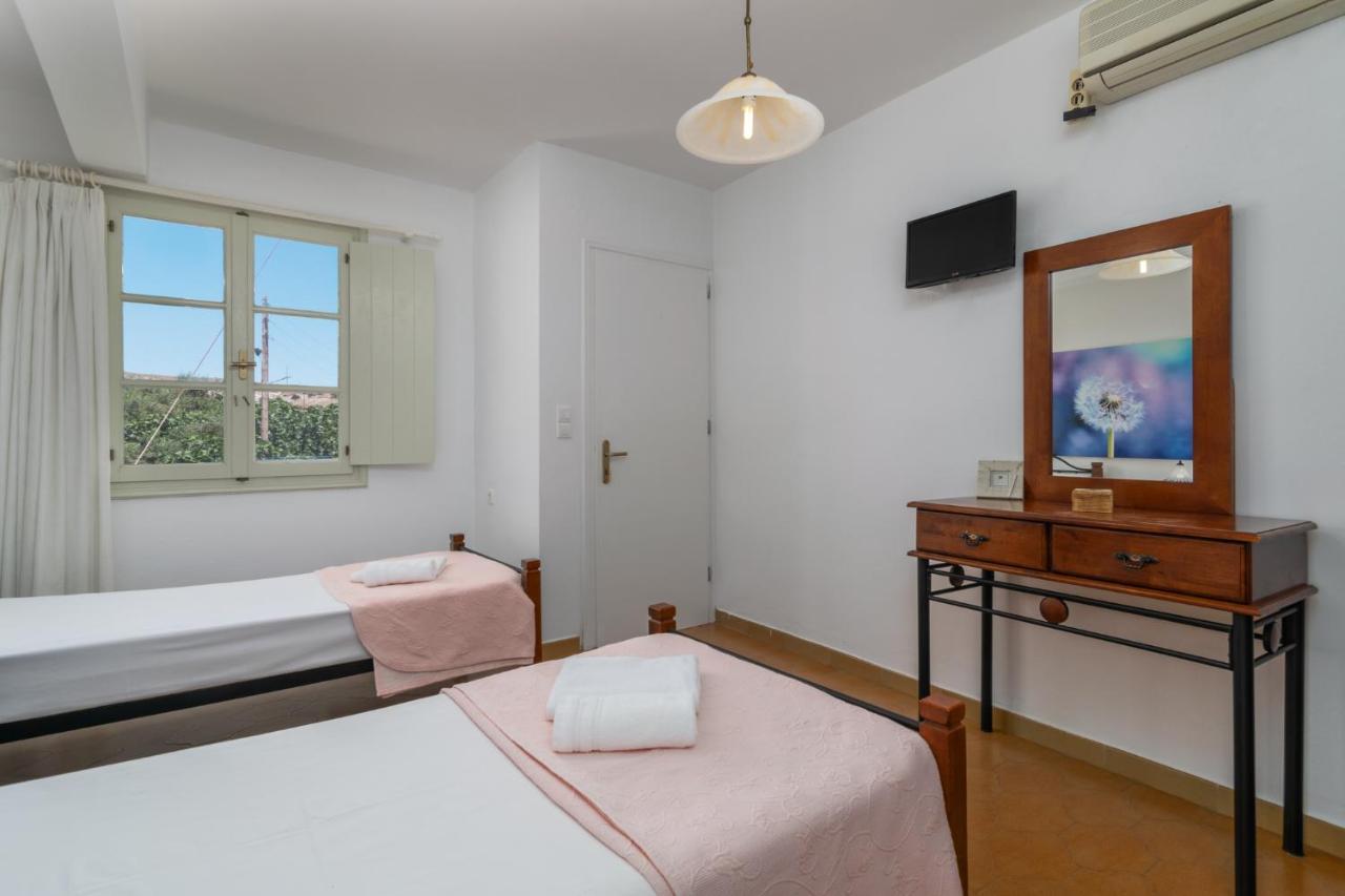 אדאמאס Areti'S Milos Guesthouses מראה חיצוני תמונה