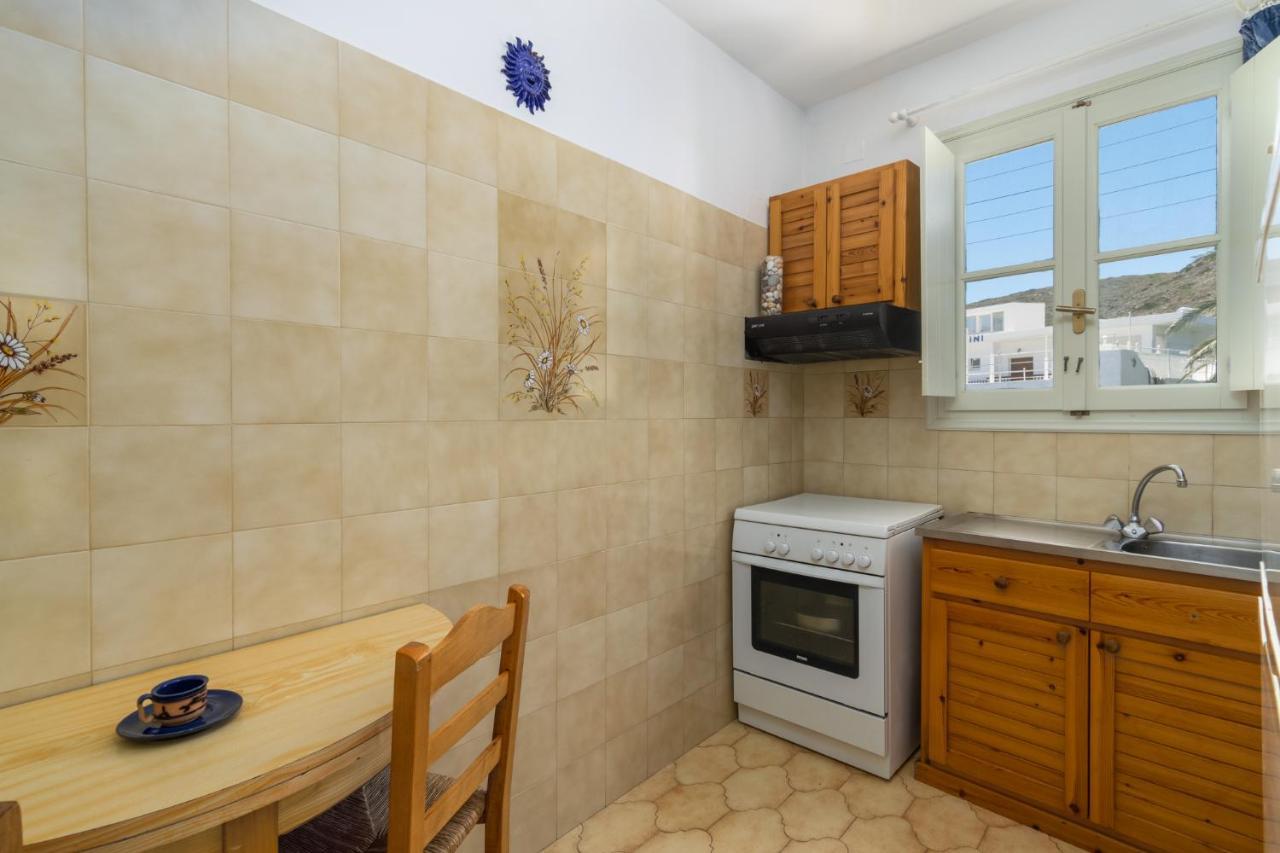 אדאמאס Areti'S Milos Guesthouses מראה חיצוני תמונה
