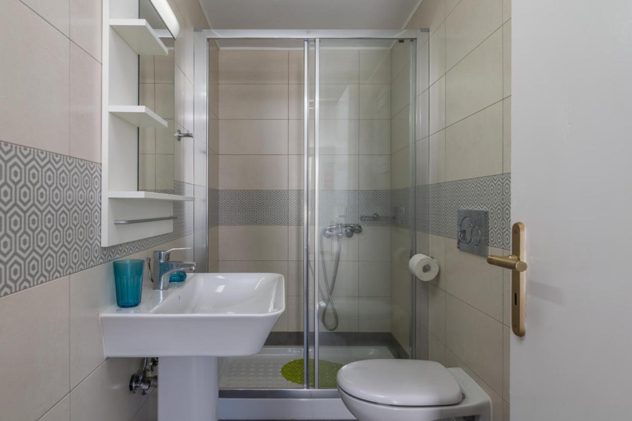 אדאמאס Areti'S Milos Guesthouses מראה חיצוני תמונה