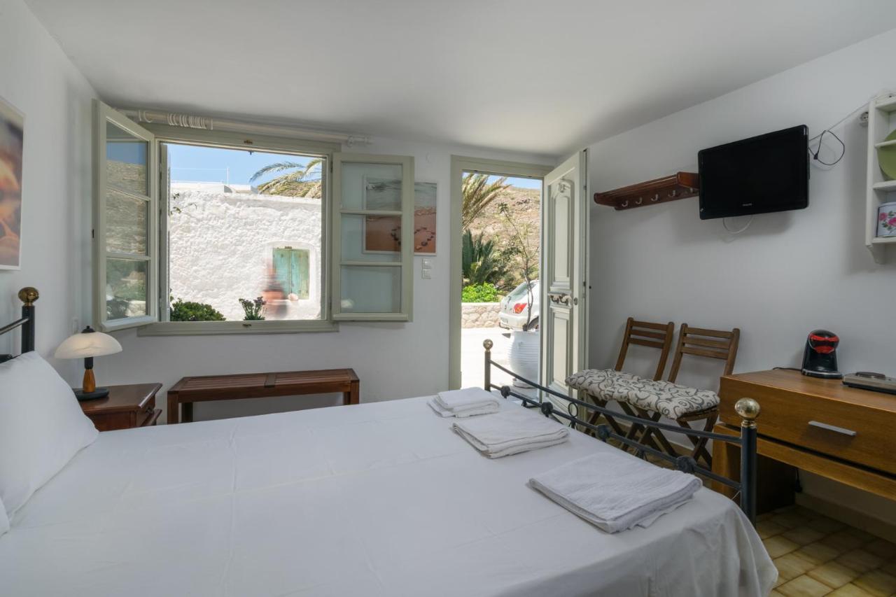 אדאמאס Areti'S Milos Guesthouses מראה חיצוני תמונה