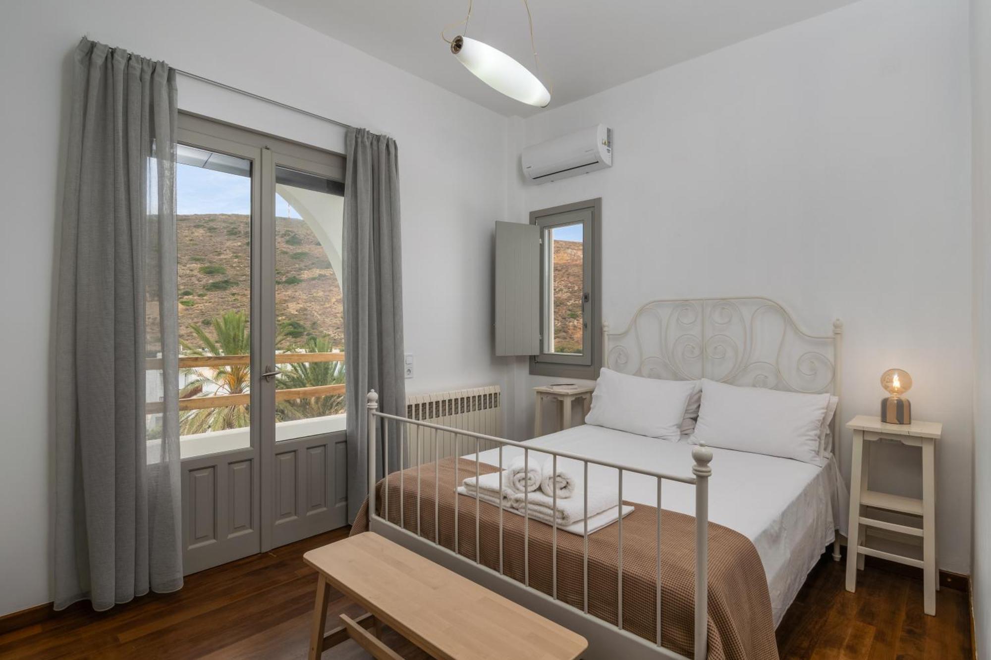 אדאמאס Areti'S Milos Guesthouses מראה חיצוני תמונה